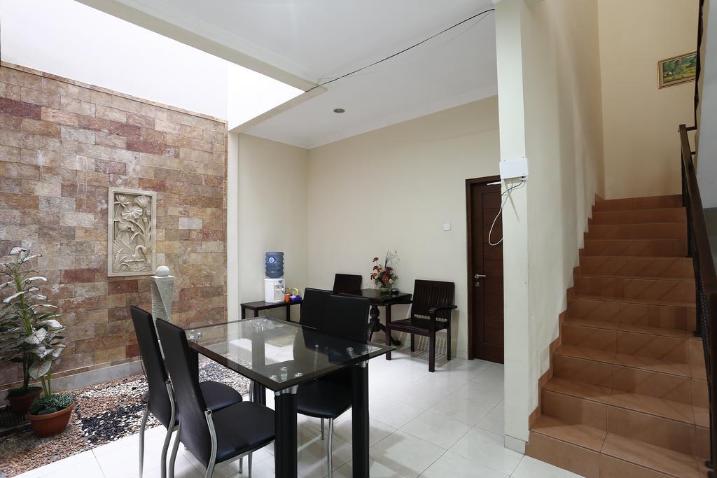 Отель Reddoorz @ Jalan Damai Ngaglik Экстерьер фото