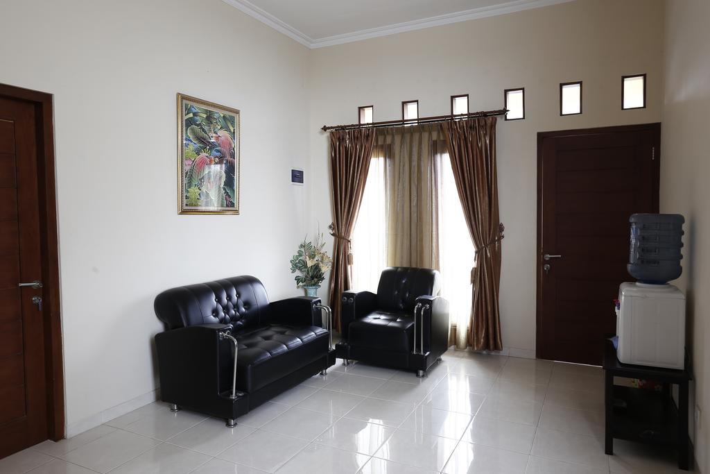 Отель Reddoorz @ Jalan Damai Ngaglik Экстерьер фото
