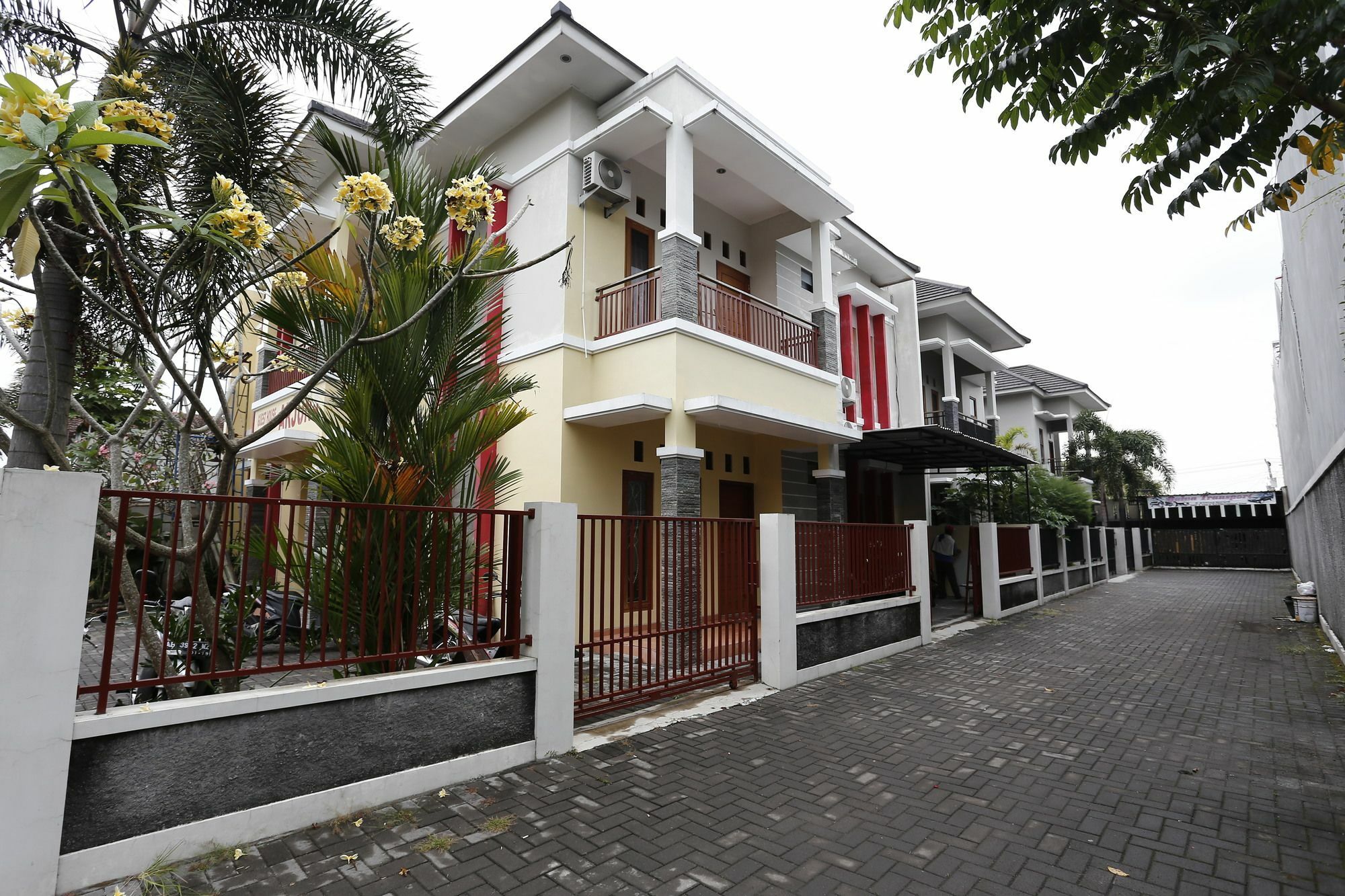 Отель Reddoorz @ Jalan Damai Ngaglik Экстерьер фото